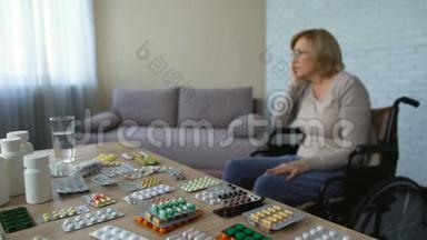 女门诊病人<strong>叹气</strong>，看着桌上的药片，老年问题